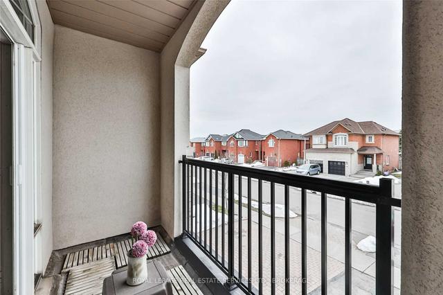 2307 Newcastle Cres, House semidetached with 1 bedrooms, 2 bathrooms and 4 parking in Oakville ON | Image 3