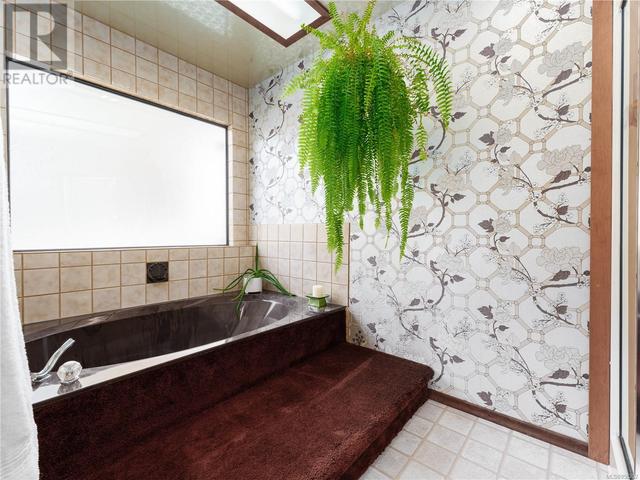 ensuite bath with soaker tub | Image 37
