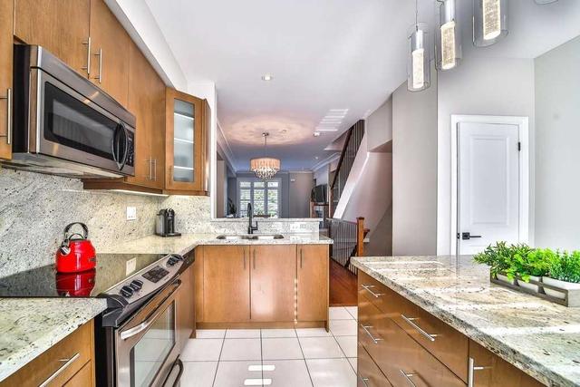 8351 Kipling Ave, House attached with 3 bedrooms, 3 bathrooms and 2 parking in Vaughan ON | Image 9