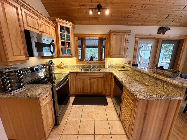 4539 Columbia Place, House detached with 3 bedrooms, 3 bathrooms and null parking in East Kootenay F BC | Image 7