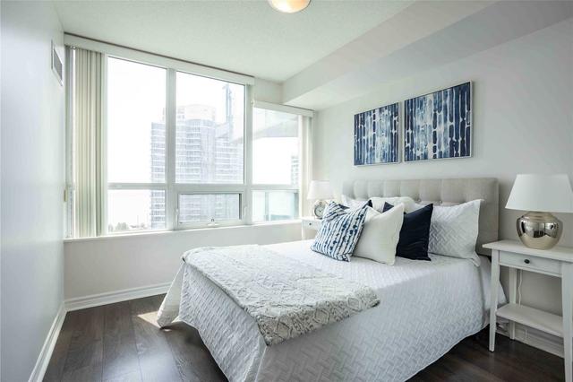 2010 - 19 Grand Trunk Cres, Condo with 2 bedrooms, 2 bathrooms and 1 parking in Toronto ON | Image 11