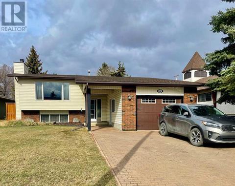 518 5 Avenue, House detached with 4 bedrooms, 2 bathrooms and 3 parking in Wainwright AB | Card Image