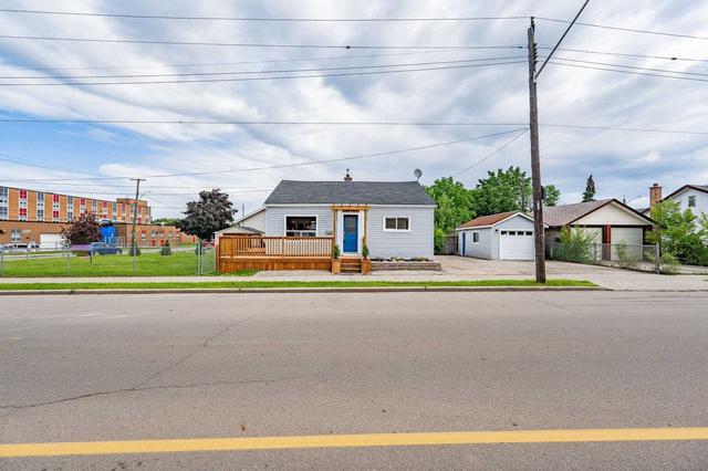 1773 Main St E, House detached with 2 bedrooms, 1 bathrooms and 5 parking in Hamilton ON | Image 1