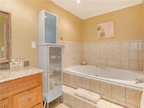 21 Kenora Cres, House detached with 2 bedrooms, 3 bathrooms and 4 parking in Toronto ON | Image 11
