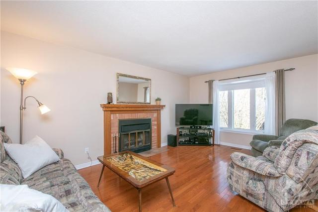 56 Townsend Drive, House detached with 4 bedrooms, 3 bathrooms and 6 parking in Ottawa ON | Image 8