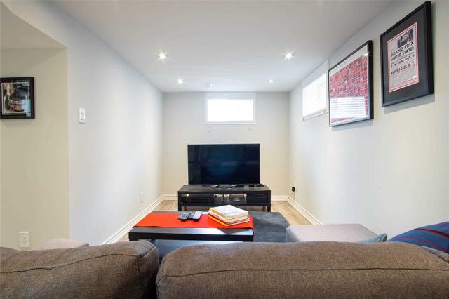10 Duern St, House detached with 2 bedrooms, 2 bathrooms and 4 parking in Toronto ON | Image 17