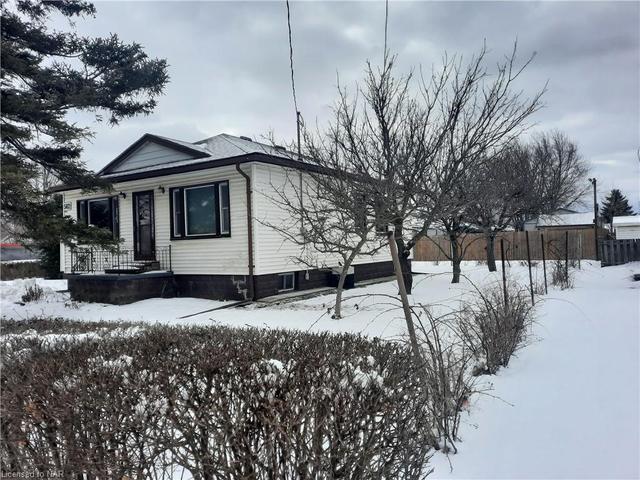562 Broadway Street, House detached with 2 bedrooms, 1 bathrooms and 5 parking in Welland ON | Image 2
