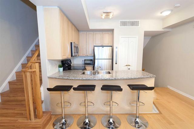 Th 11 - 98 Carr St, Townhouse with 2 bedrooms, 2 bathrooms and 1 parking in Toronto ON | Image 2