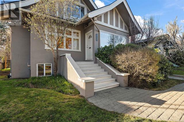 1734 Lulie St, House detached with 5 bedrooms, 3 bathrooms and 3 parking in Oak Bay BC | Image 2