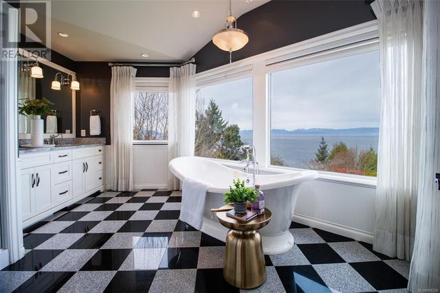 5998 Icarus Dr, House detached with 3 bedrooms, 5 bathrooms and 4 parking in Nanaimo BC | Image 42