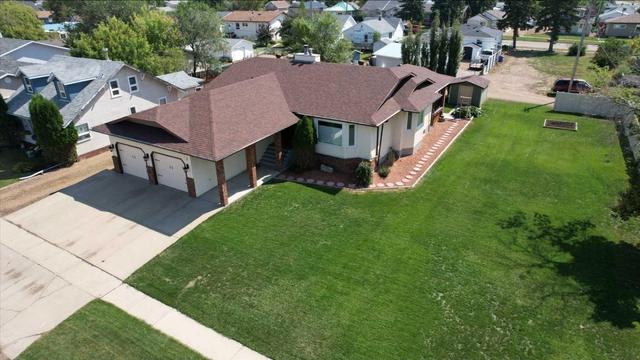 315 5 Avenue W, House detached with 6 bedrooms, 3 bathrooms and 5 parking in Hanna AB | Image 2