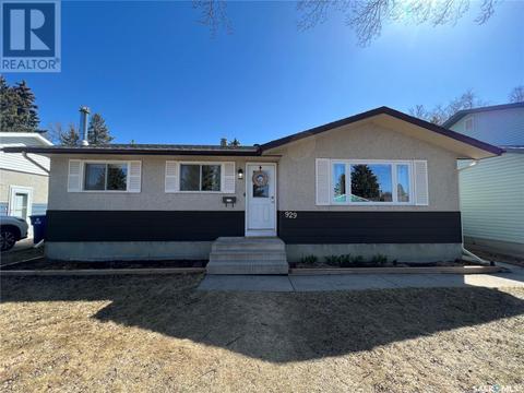 929 East Centre, House detached with 4 bedrooms, 2 bathrooms and null parking in Saskatoon SK | Card Image