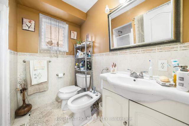 471b Northcliffe Blvd, House semidetached with 3 bedrooms, 3 bathrooms and 3 parking in Toronto ON | Image 9