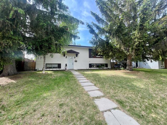 551 Queensland Circle Se, House detached with 4 bedrooms, 2 bathrooms and 2 parking in Calgary AB | Image 1
