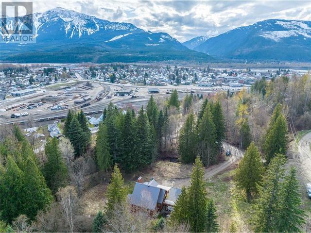 437 Cedar Street, House detached with 4 bedrooms, 3 bathrooms and 4 parking in Revelstoke BC | Image 12