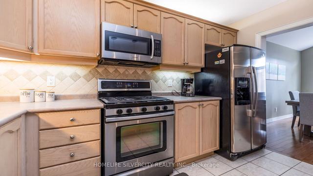 25 Oakmeadow Dr, House detached with 3 bedrooms, 3 bathrooms and 3 parking in Brampton ON | Image 5