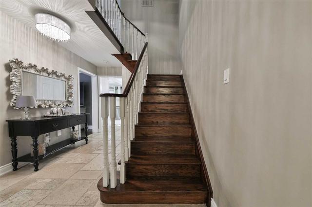 886 Millworks Cres W, House attached with 3 bedrooms, 4 bathrooms and 4 parking in Mississauga ON | Image 2