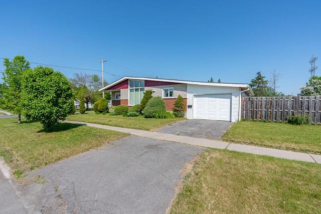1401 Lascelle Avenue, House detached with 3 bedrooms, 1 bathrooms and 4 parking in Cornwall ON | Image 2