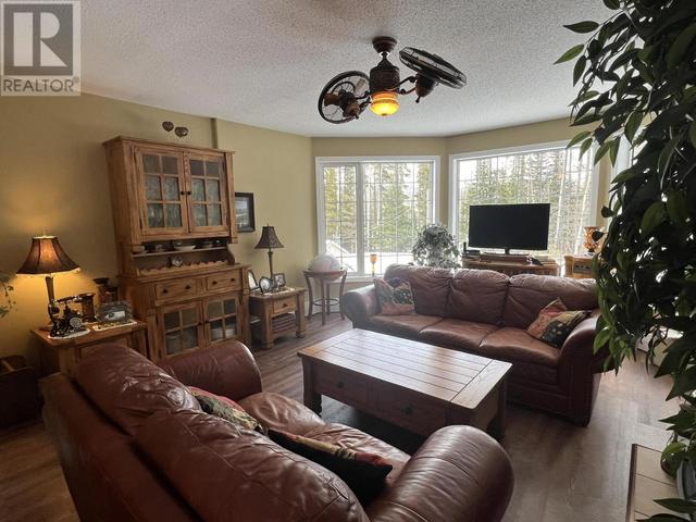 8639 Kroeker Road, House detached with 4 bedrooms, 3 bathrooms and null parking in Bulkley Nechako A BC | Image 16