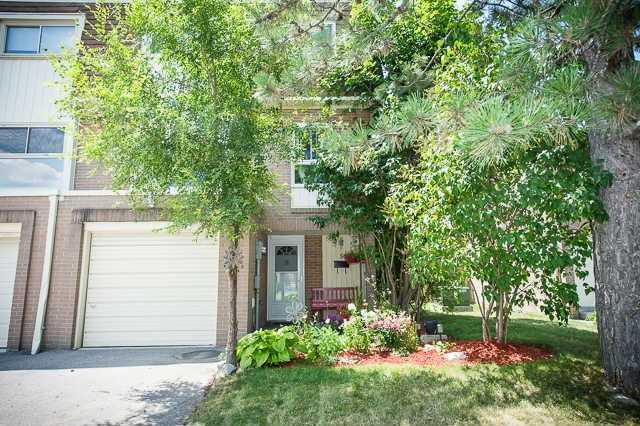 5 Craigleigh Cres, Townhouse with 4 bedrooms, 3 bathrooms and 1 parking in Brampton ON | Image 1