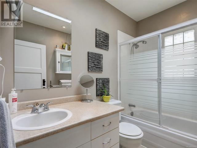 1830 Chestnut St, House detached with 4 bedrooms, 2 bathrooms and 4 parking in Victoria BC | Image 10