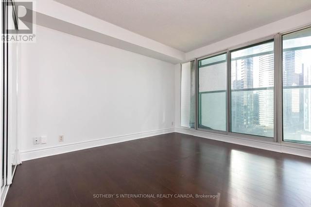 1801 - 77 Harbour Sq, Condo with 1 bedrooms, 1 bathrooms and 1 parking in Toronto ON | Image 11