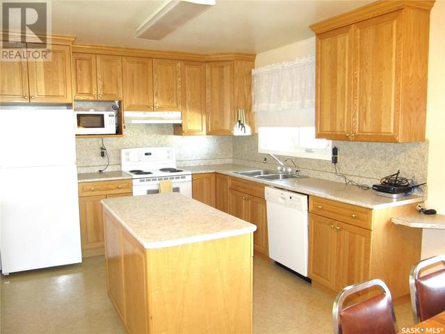 608 5th Street W, House detached with 3 bedrooms, 2 bathrooms and null parking in Wilkie SK | Image 2
