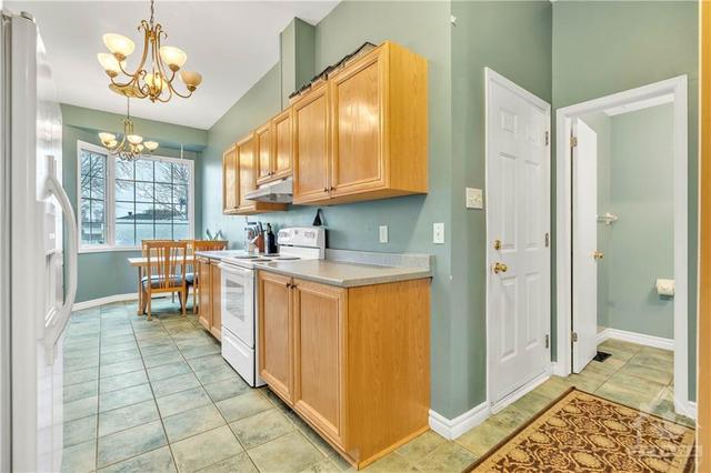 2070 Avenue P Avenue, Townhouse with 3 bedrooms, 2 bathrooms and 3 parking in Ottawa ON | Image 7