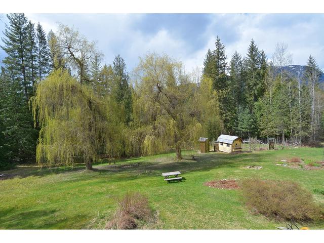 8481 Highway 6, House detached with 5 bedrooms, 2 bathrooms and null parking in Central Kootenay H BC | Image 4