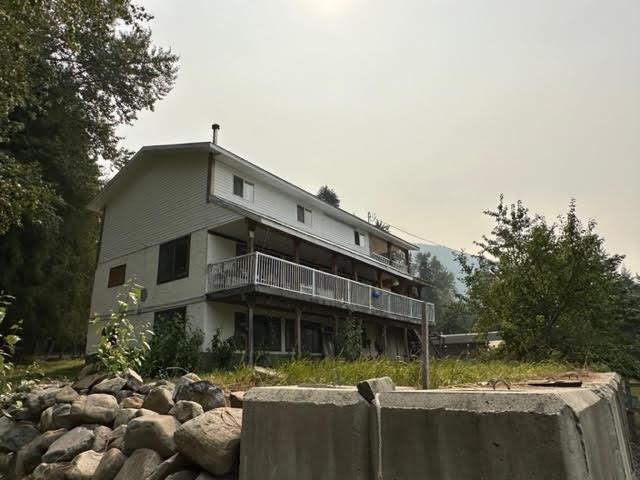 319 Newman Street, House detached with 9 bedrooms, 3 bathrooms and null parking in Central Kootenay B BC | Image 3