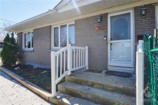 762 Colson Avenue, House detached with 5 bedrooms, 2 bathrooms and 4 parking in Ottawa ON | Image 3