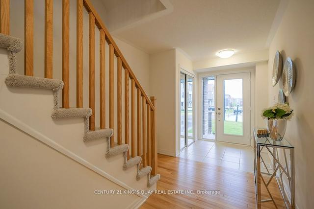207 Vantage Loop, House attached with 3 bedrooms, 3 bathrooms and 3 parking in Newmarket ON | Image 3
