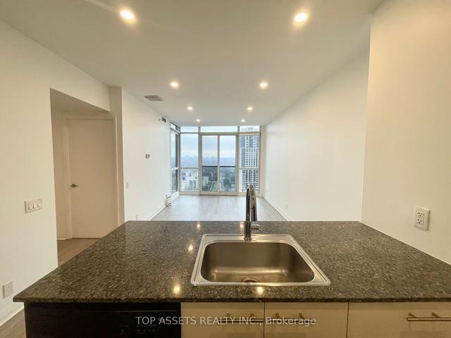 2005 - 1 Valhalla Inn Rd, Condo with 1 bedrooms, 1 bathrooms and 1 parking in Toronto ON | Image 3