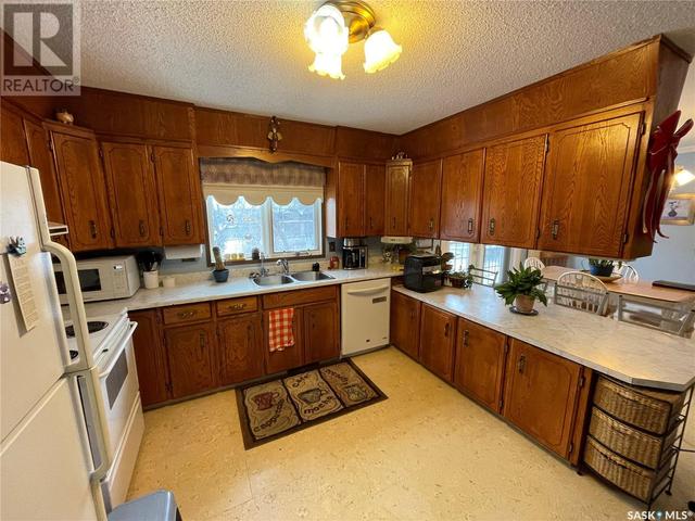 1009 8th Street, House detached with 5 bedrooms, 4 bathrooms and null parking in Rosthern SK | Image 3