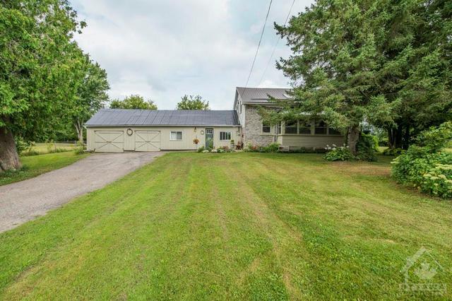 7548 County Rd 21 Road, House detached with 2 bedrooms, 1 bathrooms and 4 parking in Augusta ON | Image 3
