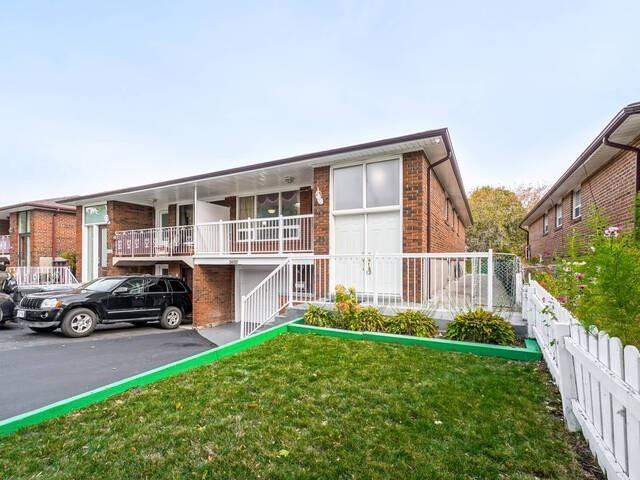 3032 Harold Sheard Dr, House semidetached with 3 bedrooms, 2 bathrooms and 4 parking in Mississauga ON | Image 1