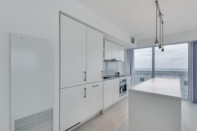 5210 - 88 Harbour St, Condo with 3 bedrooms, 2 bathrooms and 1 parking in Toronto ON | Image 7
