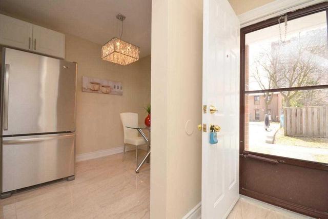 66 Fleetwood Cres, Townhouse with 3 bedrooms, 2 bathrooms and 1 parking in Brampton ON | Image 2