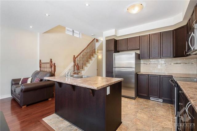 215 Via San Marino Street, Townhouse with 3 bedrooms, 3 bathrooms and 2 parking in Ottawa ON | Image 5