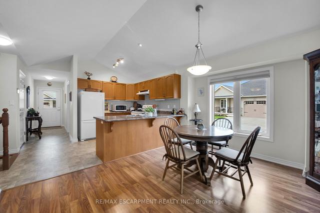 7 Sunnydale Crt, Condo with 2 bedrooms, 1 bathrooms and 2 parking in West Lincoln ON | Image 2