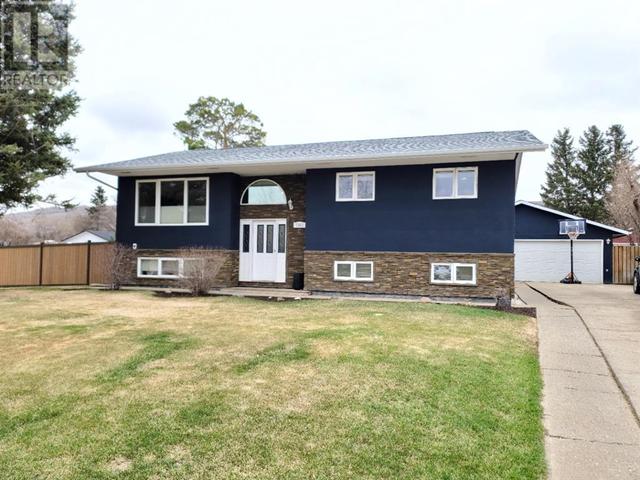 7901 94 Street, House detached with 4 bedrooms, 2 bathrooms and 6 parking in Peace River AB | Card Image