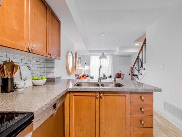 70 - 55 Turntable Cres, Townhouse with 3 bedrooms, 2 bathrooms and 1 parking in Toronto ON | Image 4