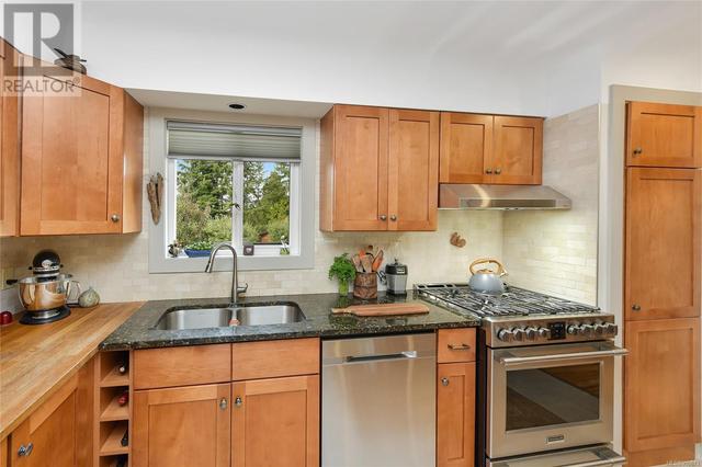 720 Chesterlea Rd, House detached with 4 bedrooms, 2 bathrooms and 4 parking in Saanich BC | Image 3
