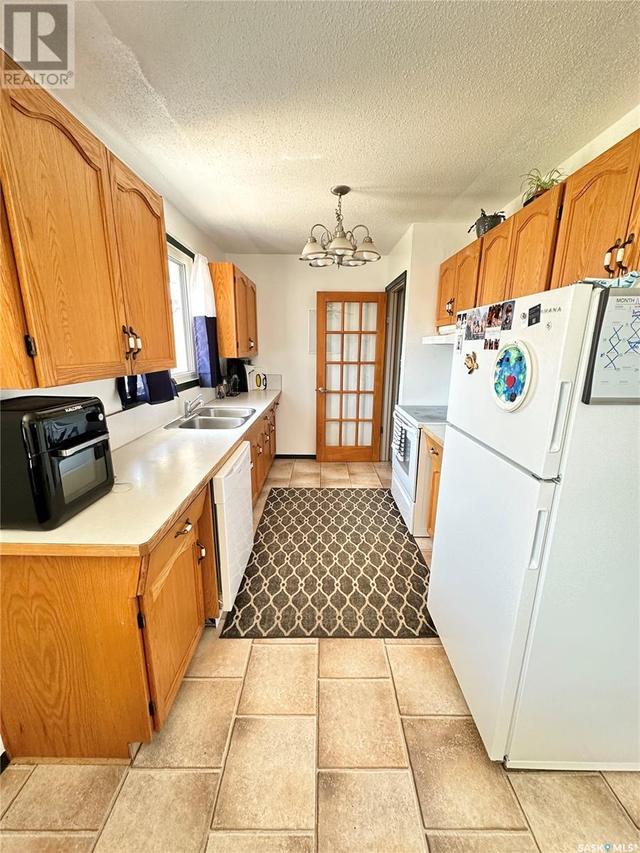 412 Mcgillivray Drive, House detached with 4 bedrooms, 2 bathrooms and null parking in Weyburn SK | Image 2
