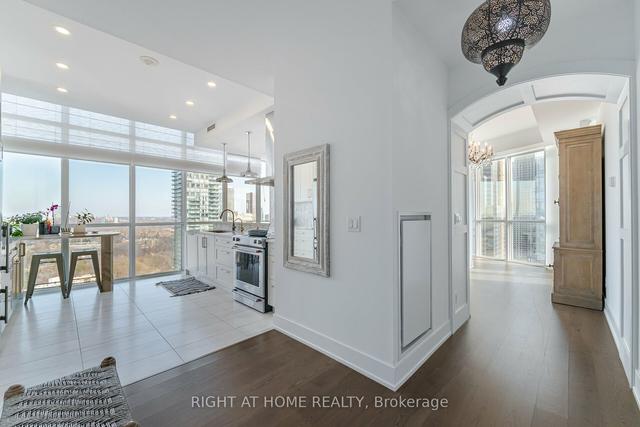 2507 - 32 Davenport Rd, Condo with 2 bedrooms, 2 bathrooms and 2 parking in Toronto ON | Image 2