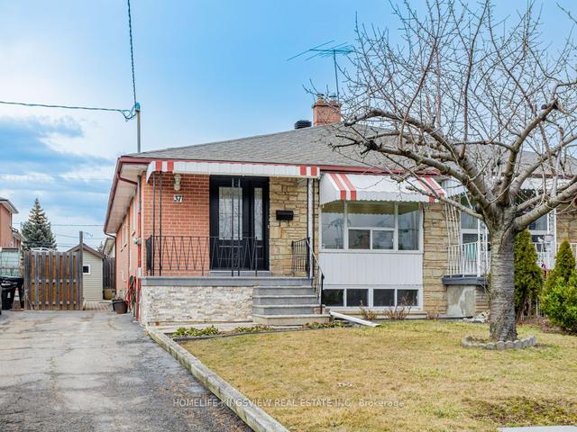 37 Brady Cres, House semidetached with 4 bedrooms, 4 bathrooms and 4 parking in Toronto ON | Image 1