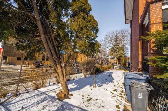 1100 Dundas St W, House semidetached with 6 bedrooms, 2 bathrooms and 4 parking in Toronto ON | Image 10