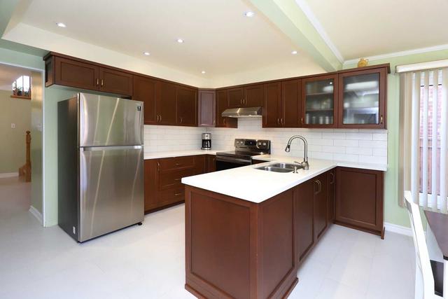 138 Marlott Rd, House detached with 3 bedrooms, 3 bathrooms and 5 parking in Vaughan ON | Image 3