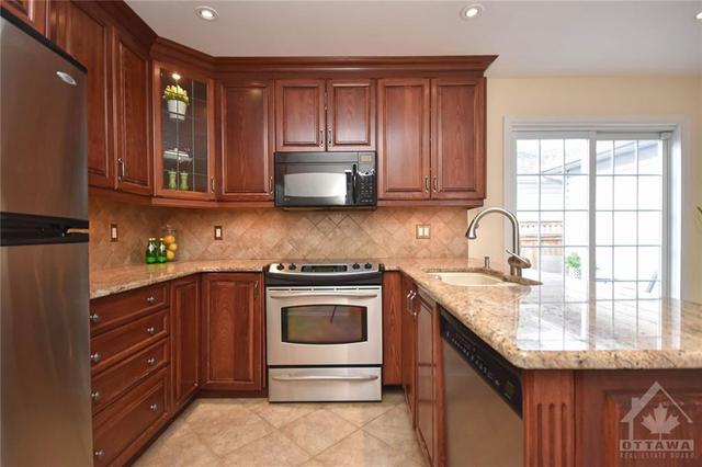 696 Morewood Crescent, House detached with 3 bedrooms, 3 bathrooms and 3 parking in Ottawa ON | Image 11