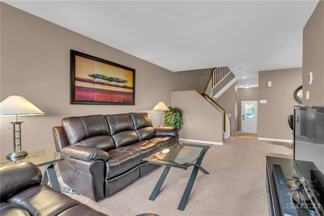 2219 Brockstone Crescent, Townhouse with 3 bedrooms, 3 bathrooms and 3 parking in Ottawa ON | Image 5